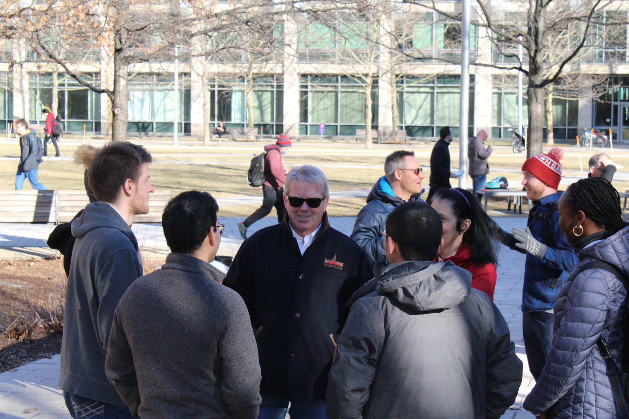 Consul General Rodger Cuzner speaking with Canadians