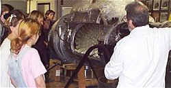 dick_perdichizzi_explaining_jet_engine_to_students.jpg (13096 bytes)