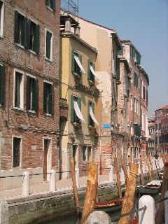 Locanda San Trovaso (yellow building)