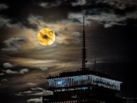 Moonrise in clouds : Web Sharp: Original ratio