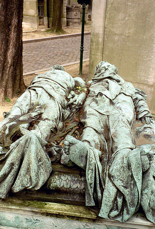 Effigies of Croce-Spinelli and Sivel