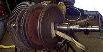 steam_turbine_shaft_on_overhaul.jpg (19946 bytes)
