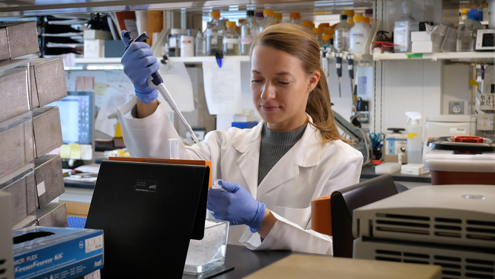 Jette Lengefeld using a pipette while working in a lab at MIT