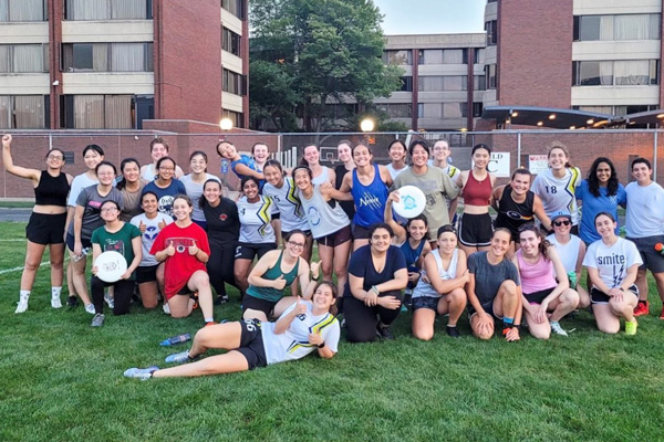 A large ultimate frisbee team