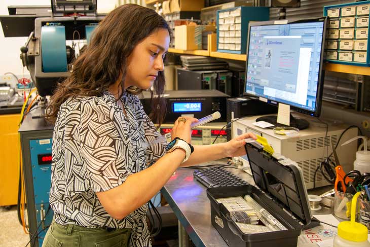 Maria Aguiar in lab