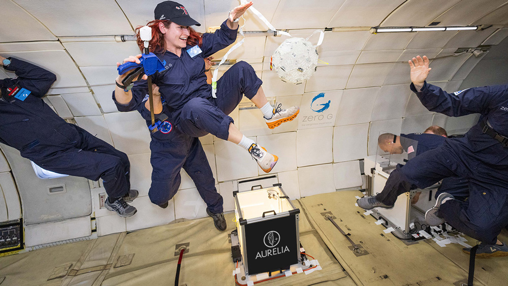 6 people float in zero-gravity