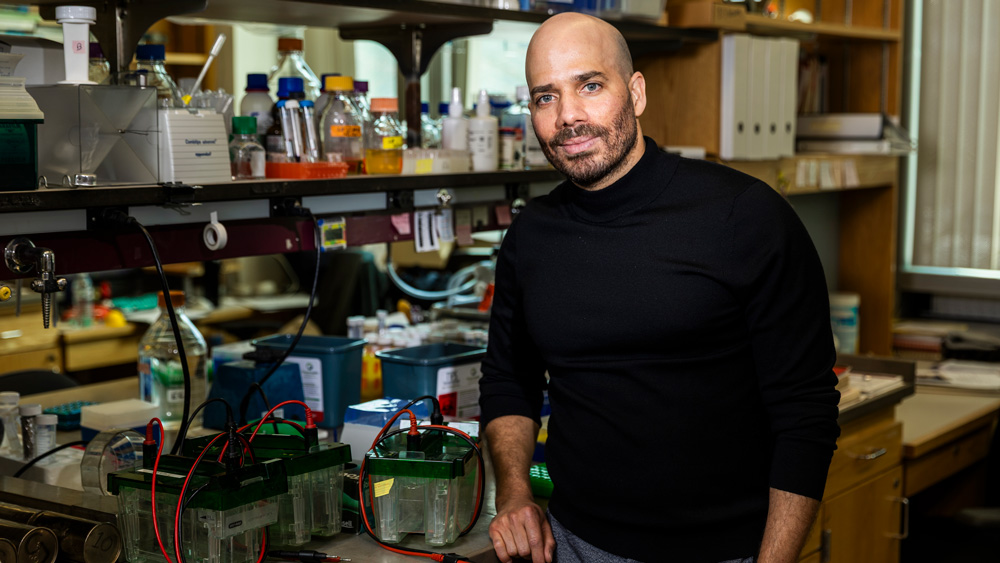 Eliezer Calo in the lab with equipment