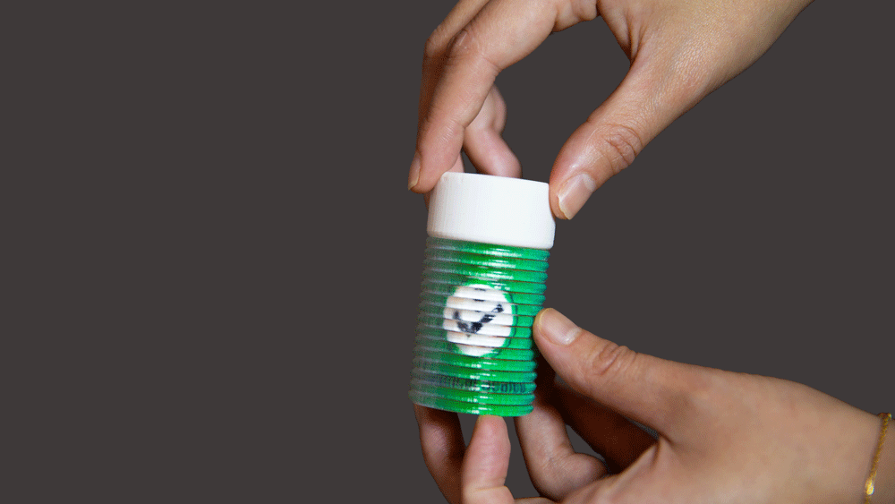 2 photos show a bottle package with a red exclamation sign that changes to a green checkmark