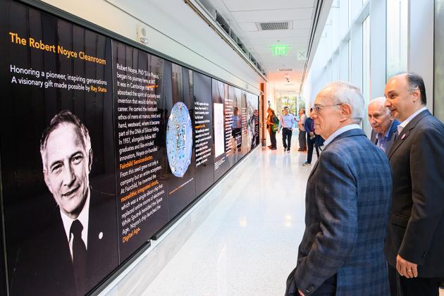Left to right: MIT President Emeritus L Rafael Reif, MIT.nano faculty director Professor Vladimir Bulović, and Ray Stata ’57, SM ’58 view a celebration of Robert Noyce’s life and accomplishments on the MIT.nano digital gallery. Made possible through a gift by Stata, MIT.nano’s cleanroom has been named the Robert N. Noyce (1953) Cleanroom.